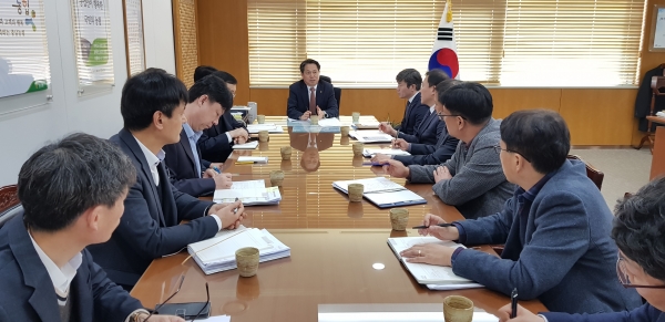 조소행 농협충남지역본부장 주재로 지역본부 간부직원긴급회의를 개최하여 조직문화 개선 및 조합장선거 관리 사항을 당부하고 있다.