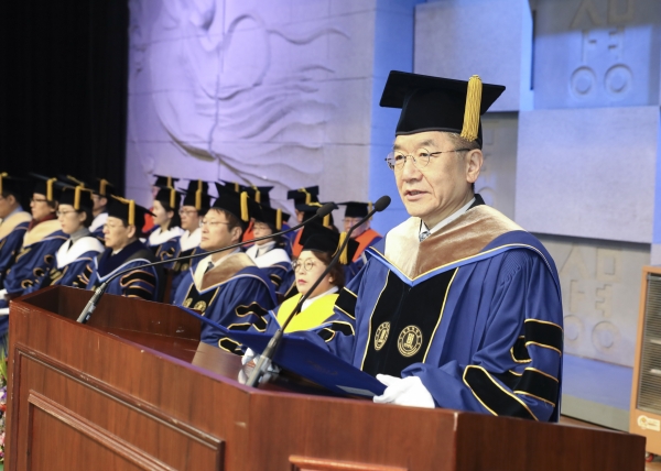 축사하는 상명대 백웅기 총장.