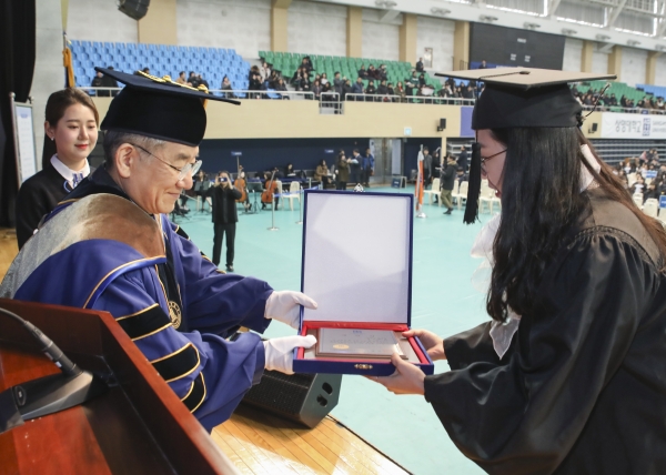 우수졸업생에게 시상중인 상명대 백웅기 총자