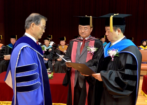 2018학년도 전기 학위수여식_CTS 감경철 회장 명예박사학위 수여