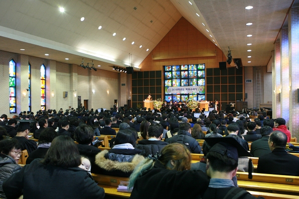 목원대 2018학년도 학위수여식에 내외 귀빈과 가족들이 참석해 학생들의 졸업을 축하하고 있다.