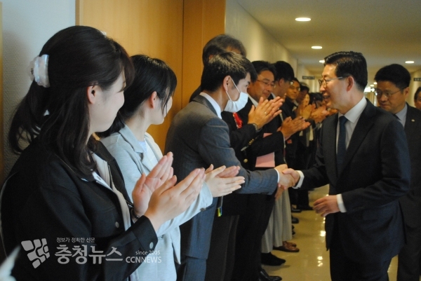 21일 일본 구마모토현청을 방문한 양승조 충남도지사가 환영을 나온 구마모토현청 직원들과 악수를 나누고 있다.