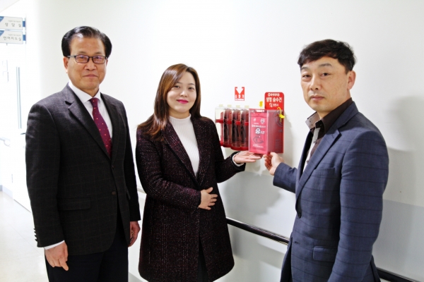 숨수건 전달 장면_(왼쪽부터 박선영 다문화가족센터장, 왕정현 복지재단 이사장, 임동신 사회복지과장)