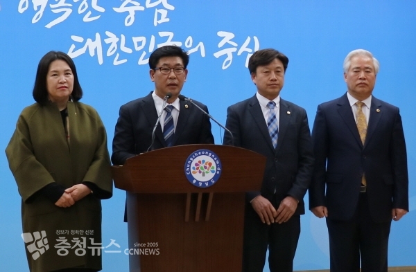 충남도의회 의원들이 22일 도청 프레스센터에서 SK하이닉스 반도체 클러스터 용인 유치 반대 성명서를 발표하고 있다. 왼쪽부터 김은나, 오인철, 이공휘, 한옥동 의원