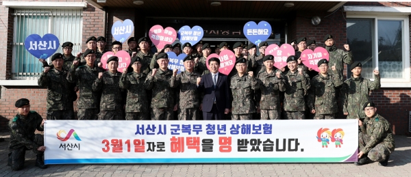 맹정호 서산시장이 지난 21일 1대대를 방문해 군장병들과 기념촬영하고 있다.