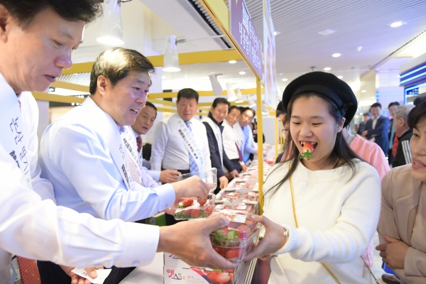 논산시 우수농산물 홍보 판촉행사 - 황명선 논산시장이 홍콩현지에서 딸기와 고구마 홍보 판촉행사와 시식행사를 벌이고 있다