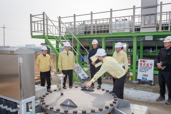 사업현장을 방문하여 현장관계자들과 현장점검을 하고 있다