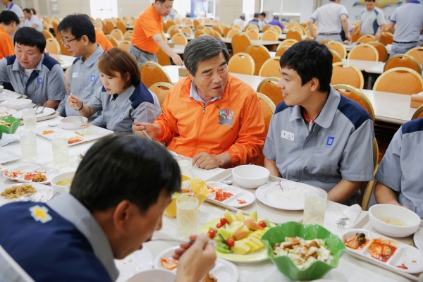 기업체 근로자와 오찬하는 김동일 시장