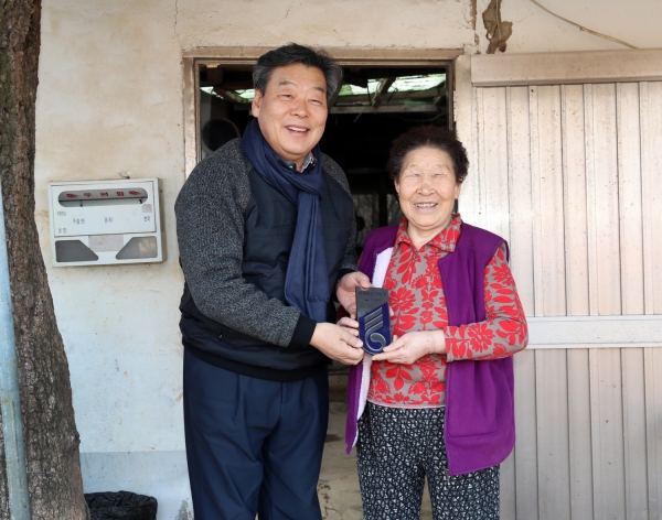 독립유공자 유족 위문 및 명패 달아드리기(원북면 김현상)