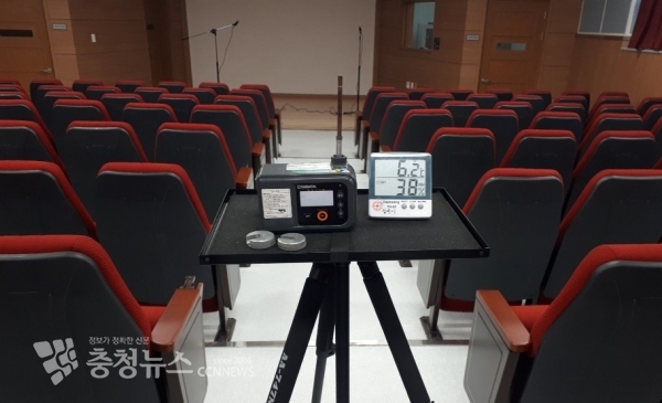 세종시교육청이 실내 공기질 측정을 하고 있는 장면