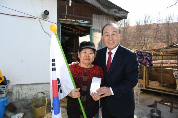 황선봉 예산군수가 제100주년 3·1절을 맞아 26일 독립유공자 유족 가정을 방문해 위문품과 독립유공자 명패 전달