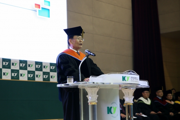 논산 창의융합캠퍼스에서 열린 입학식에서 축사를 하는 이원묵 총장