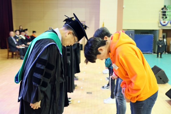 입학식에서 교수와 신입생들이 서로 인사하는 모습