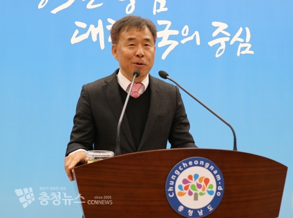 권호장 충남도 감염병관리지원단장이 26일 기자회견을 하고 있다.