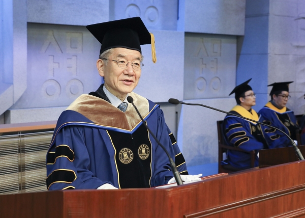 신입생들에게 축사 중인 상명대 백웅기 총장