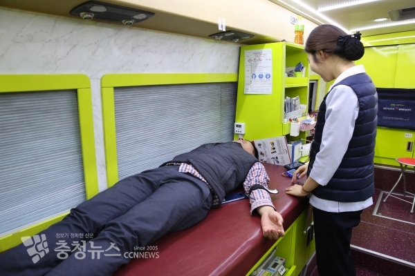 사진은 세종시교육청 직원들이 헌혈을 하고 있는 장면