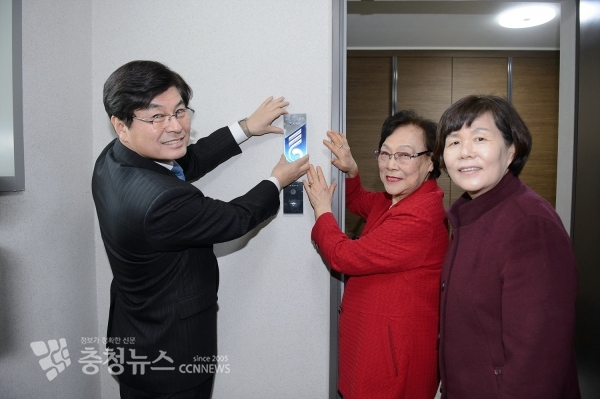 ​독립유공자의 집에 명패를 달아주고 있는 이춘희 세종시장​