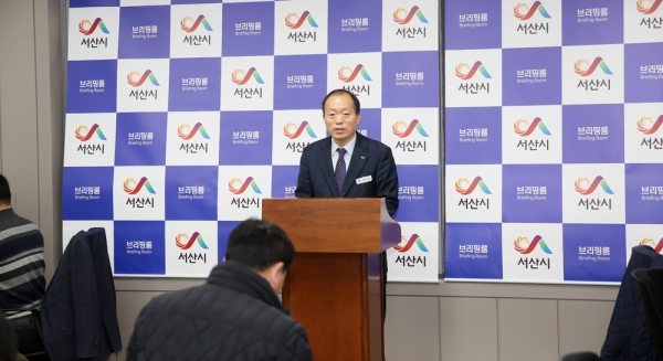 이석봉 공보전산담당관이 2019년 주요사업과 운영 방향에 대해 브리핑 모습