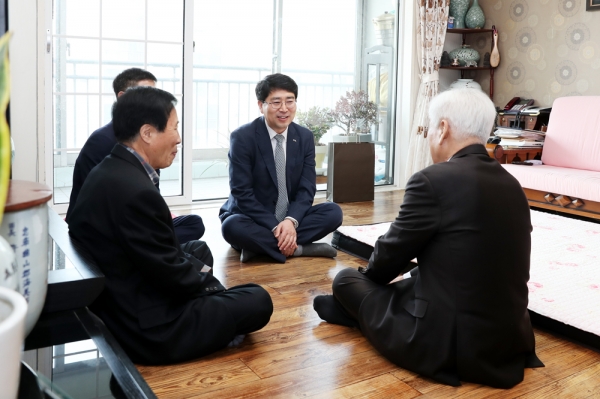 맹정호 서산시장이 독립유공자 후손 가정을 위문하는 모습