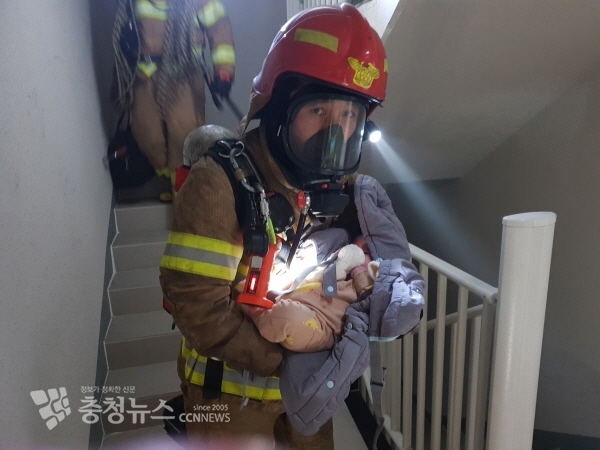 계룡소방서 대원이 아파트 화재현장에서 1살 영아를 구조하는 모습