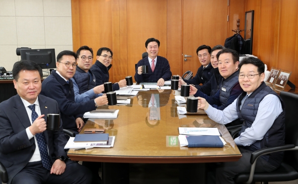 김상균 이사장(중앙)과 임직원들이 회의시간에 일회용품 대신 머그컵을 사용해 플라스틱 프리 챌린지에 동참했다.