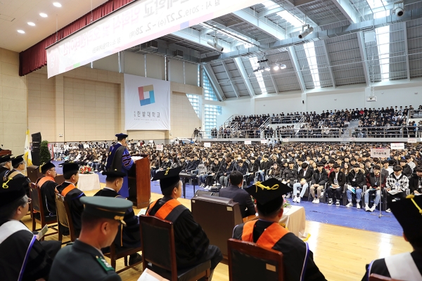 국립 한밭대학교가 ‘2019학년도 입학식’을 거행한 가운데 최병욱 총장이 입학식사를 하고 있다.