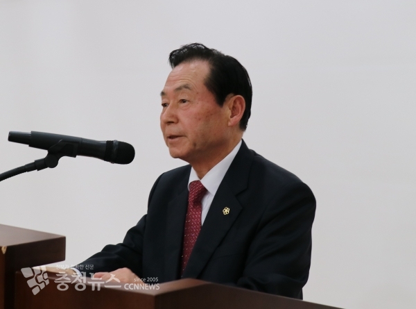 김시운 신임 회장이 28일 충남도서관 문화교육동 강당에서 취임사를 하고 있다.