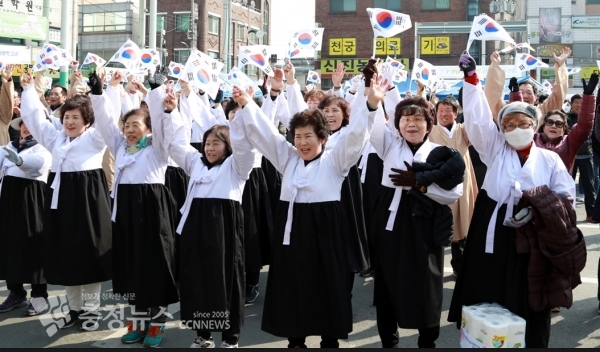 만세 3창하는 시민들