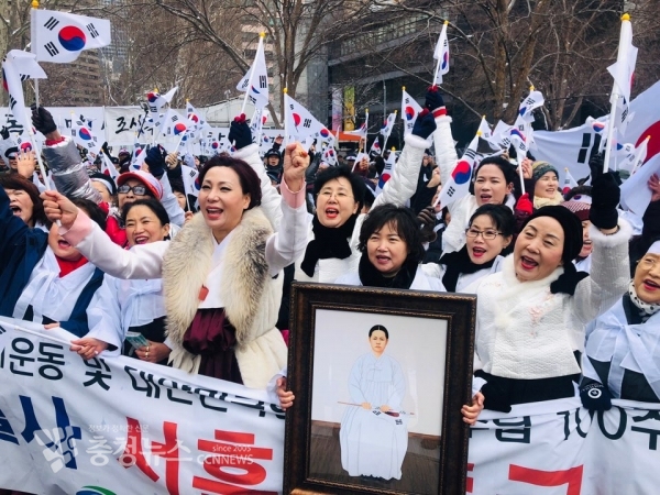 천안시 대표로 참석한 유영분 여성정책팀장과 김동복 한국여성경제인협회 세종충남지회장, 박현정 부회장이 미국 다그 함마슐드 광장에서 열린 독립만세운동 재현