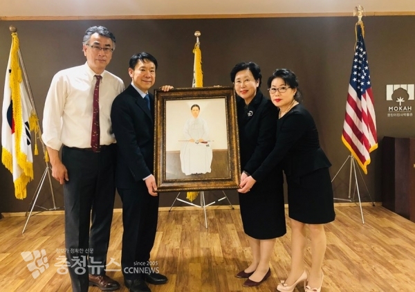 천안시 대표로 김동복 한국여성경제인협회 세종충남지회장(오른쪽 2번째)과 박현정 부회장(맨 오른쪽)이 뉴욕 한인이민사박물관에서 한인회 데이비드오 사무국장(왼쪽 2번째)과 찰스윤 이사(맨 왼쪽)에게 유관순 열사 영정 등 3.1운동 기념식에 필요한 물품을 기증하고 있다.