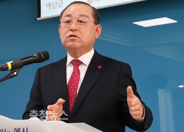 황선봉 예산군수가 3일 신년기자회견을 하고 있다.