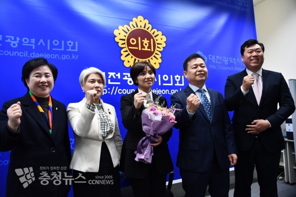 (좌측부터) 신용현 대전시당위원장, 윤봉선 서구을 여성위원장, 김소연 시의원, 윤석대 서구을 지역위원장, 김태영 대전시당 대변인