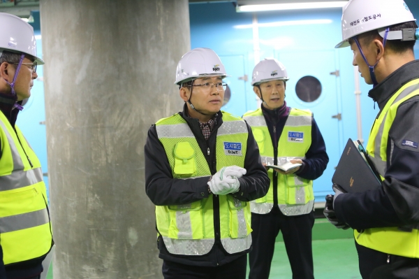 4일 공사 김민기 사장이 도시철도 시설물의 안전 상태를 직접 점검하고 있다.