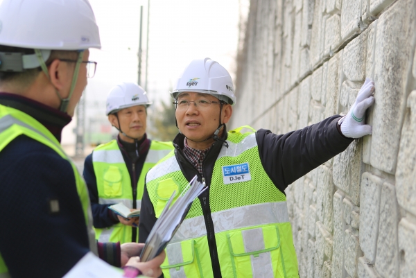 4일 공사 김민기 사장이 도시철도 시설물의 안전 상태를 직접 점검하고 있다.