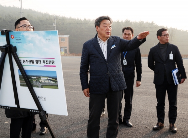 ‘태안 농수산물 장터(태안 도로역)를 방문한 가세로 군수 모습