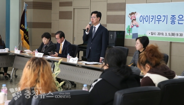 양승조 충남도지사가 5일 미혼모간담회에 참석해 인사말을 하고 있다.