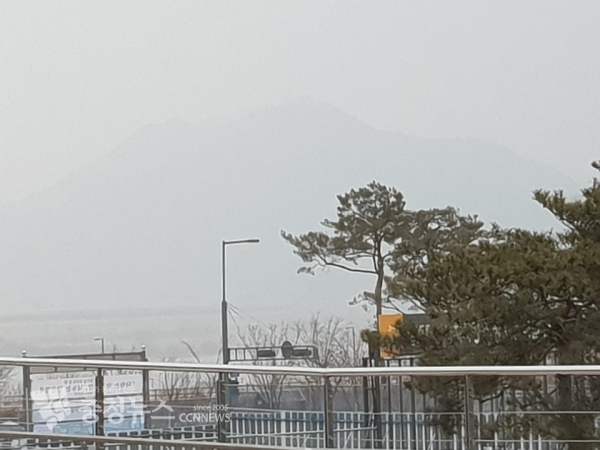 세종시청에서 바라본 원수산 미세먼지로 흐릿하다 / 충청뉴스 최형순 기자