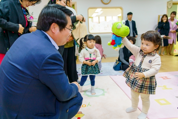 입학식에 참여한 원아와 눈높이를 맞춘 오세현 아산시장