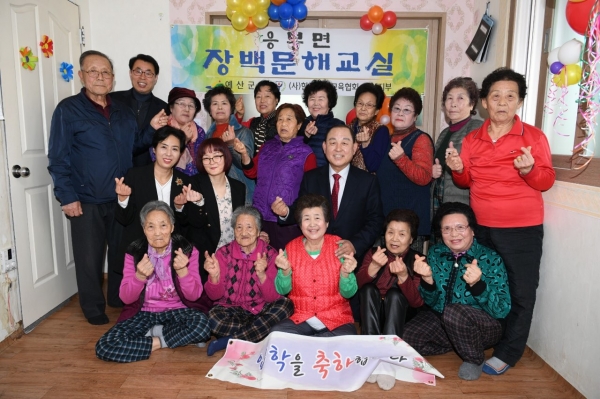 지난 4일 장백문해교실을 찾은 황선봉 군수