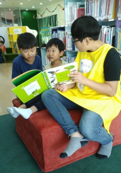 시립도서관 청소년봉사단 책 읽어주기