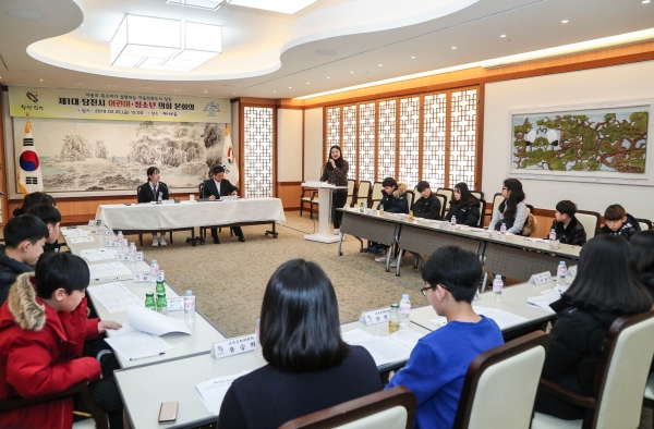 지난 2월 22일 열린 제1대 어린이‧청소년의회 본회의 사진