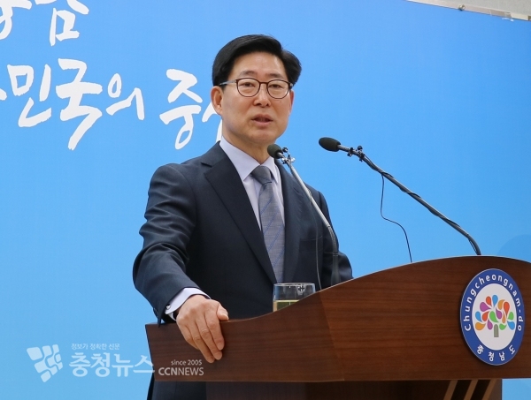 양승조 충남도지사는 6일 도청 프레스센터에서 기자회견을 열고 교육 평등권을 위한 3대 무상교육의 시행계획을 설명했다.