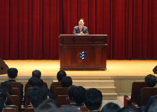 3월 월례조회를 하고 있는 설동호 교육감