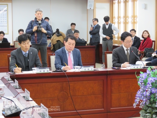 (왼쪽부터) 박종래(대덕)·강래구(동구) 지역위원장, 박범계 의원(서구을)