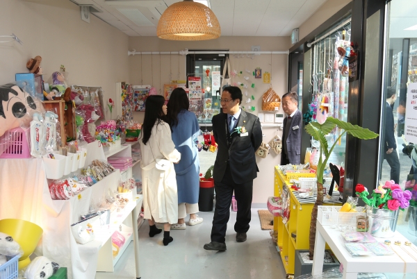 한남대 이덕훈 총장 등 학교 관계자들이 '창업존 Chang(e) Up Zone'의 학생 및 교수 창업 점포에서 쇼핑 모습