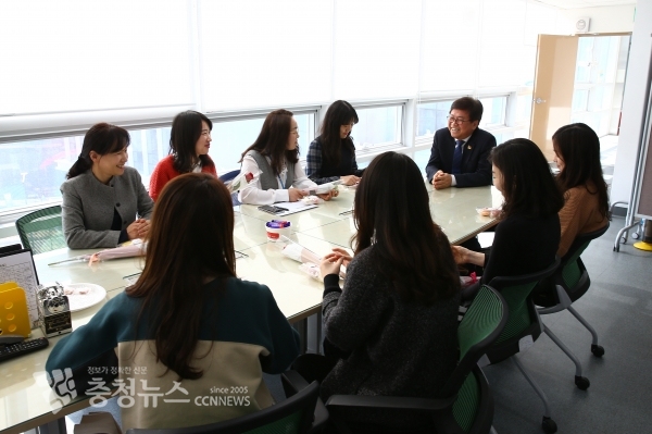 최교진 교육감이 8일 직원들과 이야기를 나누고 있다.