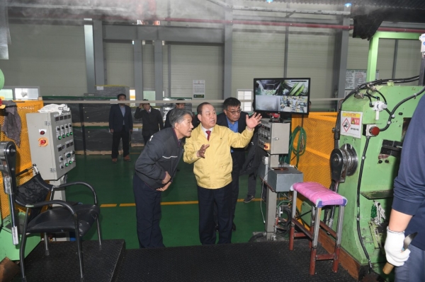 황선봉 군수, 기업체 현장방문 및 시설물 점검 모습