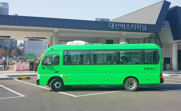 미니버스가 대산버스터미널을 출발하고 있는 모습