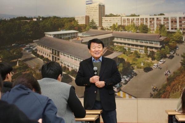 염홍철 한남대 석좌교수(전 대전광역시장)이 8일 ‘인생의 답을 찾는 인문학’ 강연을 하고 있다.
