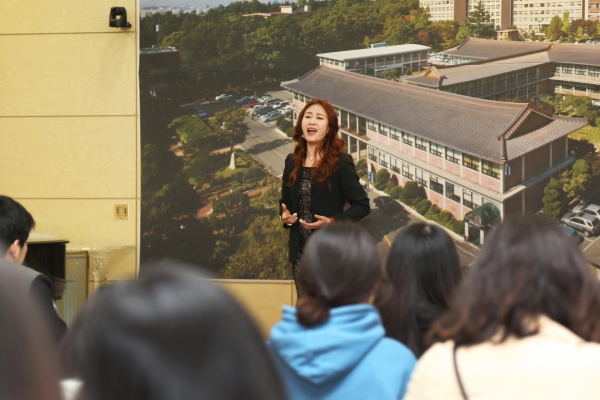 한예진 전 국립오페라단장이 한남대 염홍철 석좌교수의 인문학 강좌에서 공연을 하고 있다.